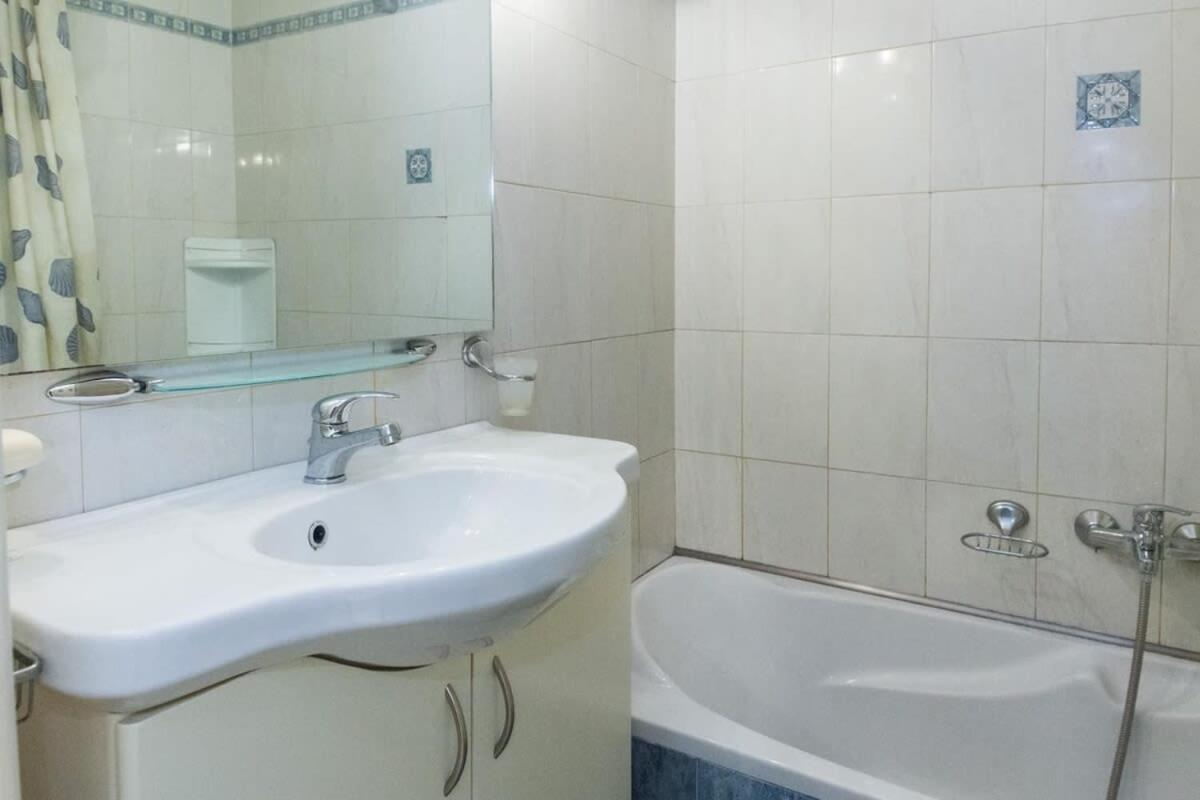 Scenic Balcony Apt In Vibrant Petralona アテネ エクステリア 写真