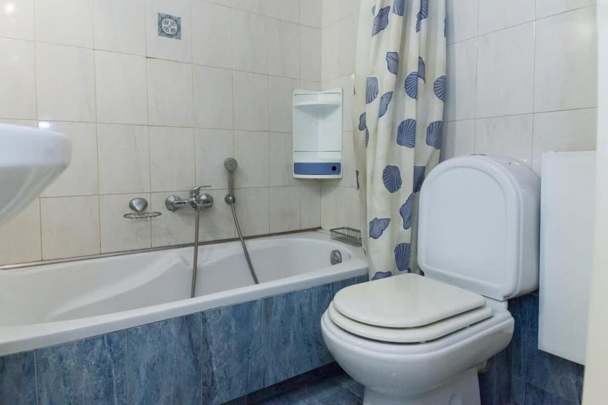 Scenic Balcony Apt In Vibrant Petralona アテネ エクステリア 写真