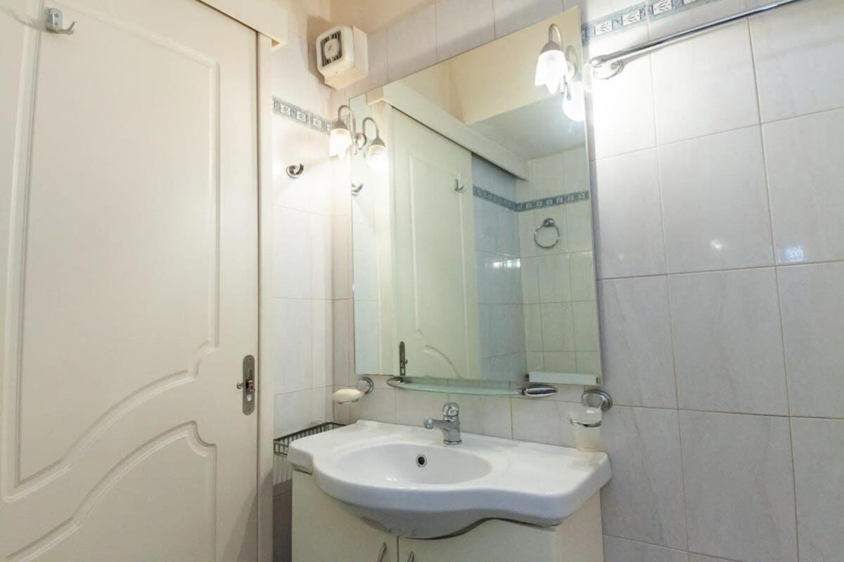 Scenic Balcony Apt In Vibrant Petralona アテネ エクステリア 写真