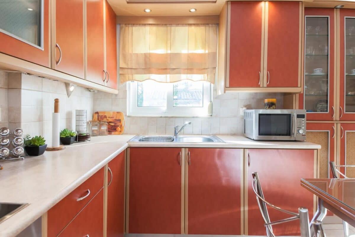 Scenic Balcony Apt In Vibrant Petralona アテネ エクステリア 写真